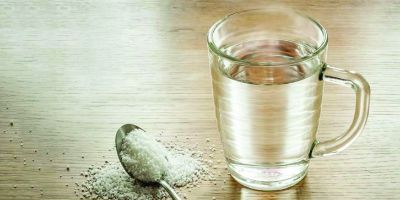 چرا باید از غرغره آب نمک استفاده کنیم؟